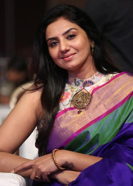 Gorgeous Tamil Actress Neelya Bhavani Photos In Sleeveless Blue Saree 7